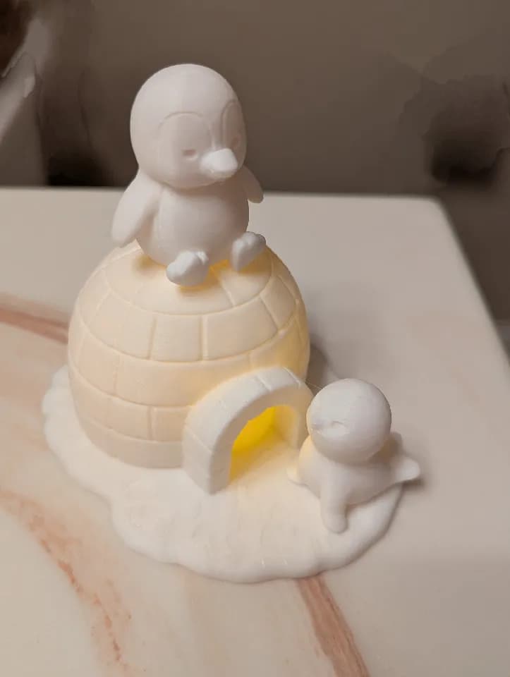 أصدقاء الإغلو - منحوتة