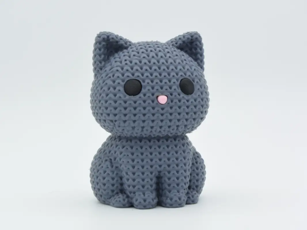 مجسم "القطة الصوفية" (The Knitted Kitten) – مظهر الكروشيه بلمسة رقمية